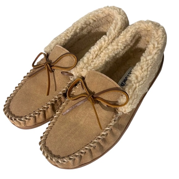New Minnetonka Men’s Cade Lined Moccasin Slippers Cinnamon Size 10 NWT - Picture 1 of 8